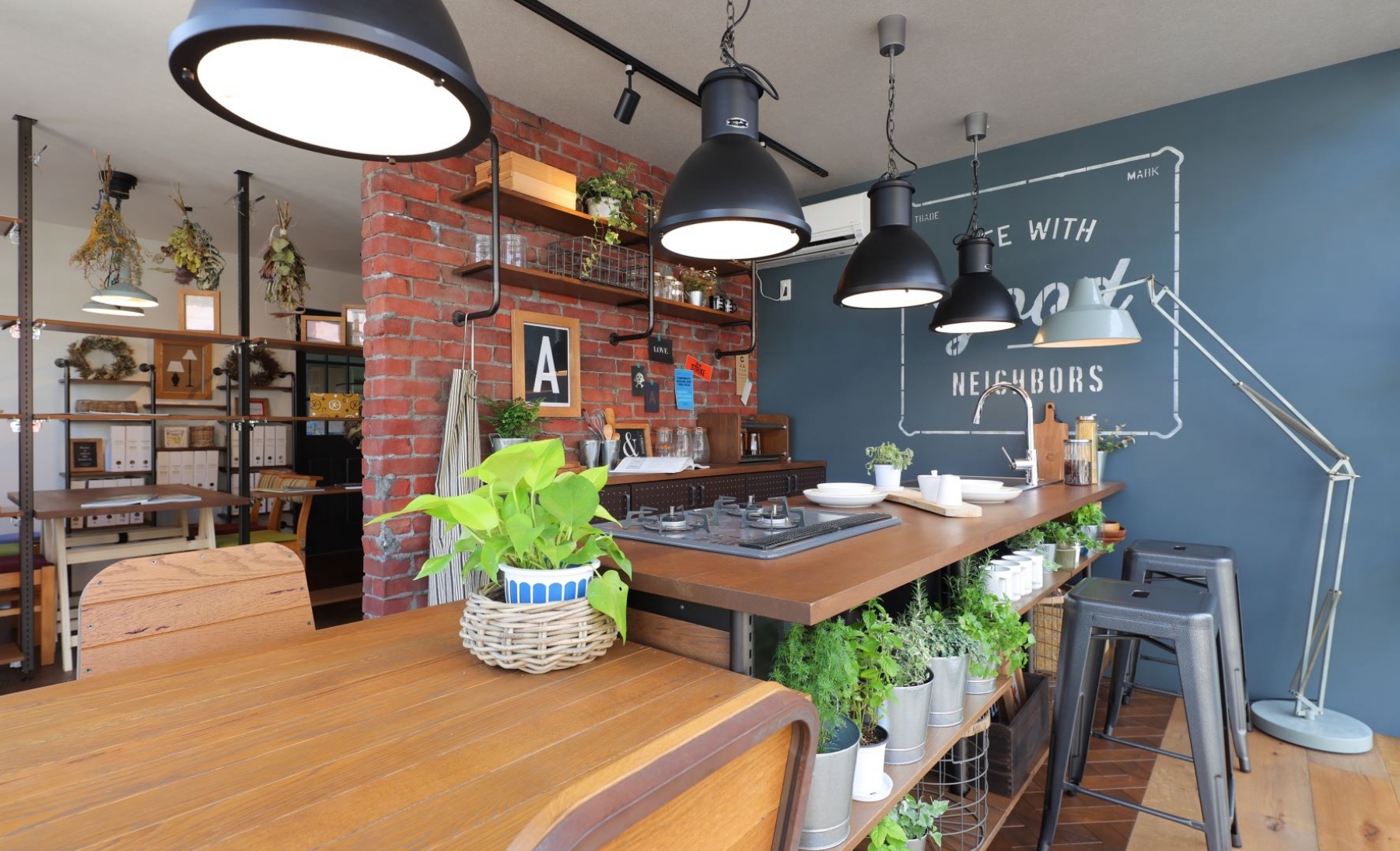 空間から生まれる。シダーワークスの店舗デザイン。