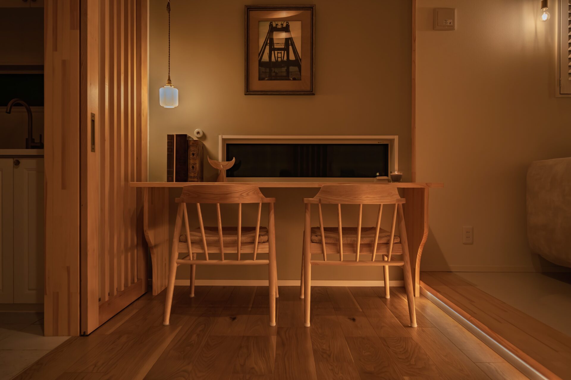 夜のひとときを楽しむ落ち着いたカウンター