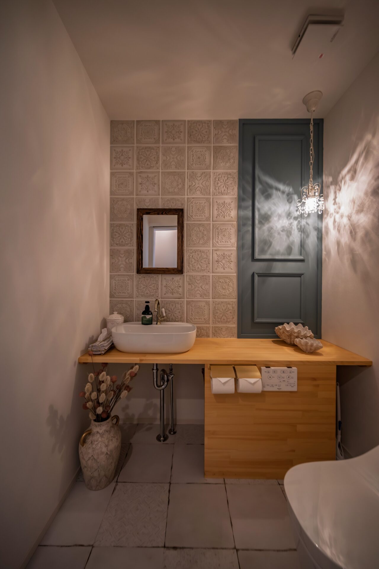 お気に入りの照明が主役のトイレ空間