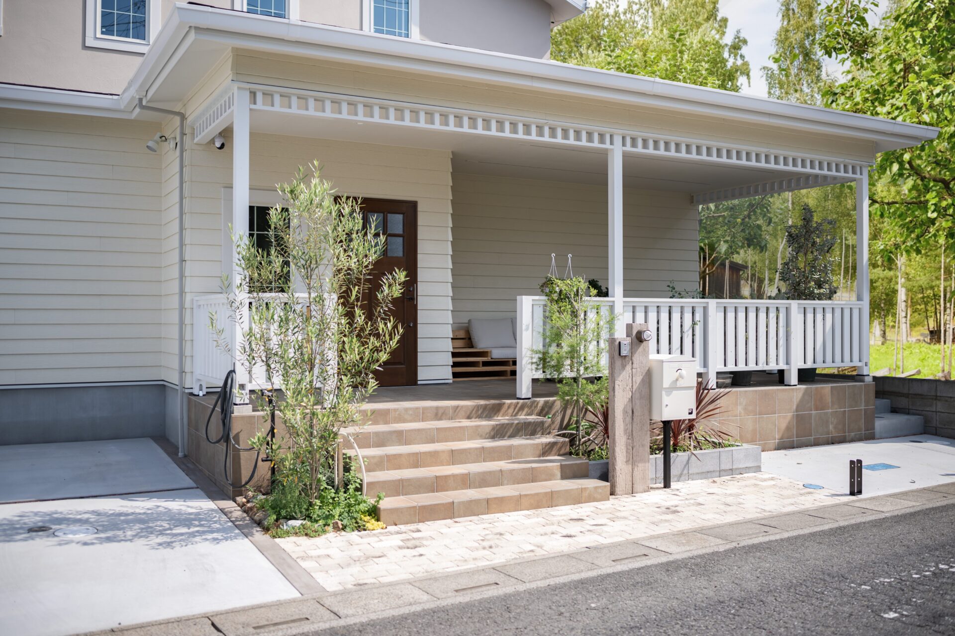 ラップサイディングと漆喰が織りなすツートンの外観