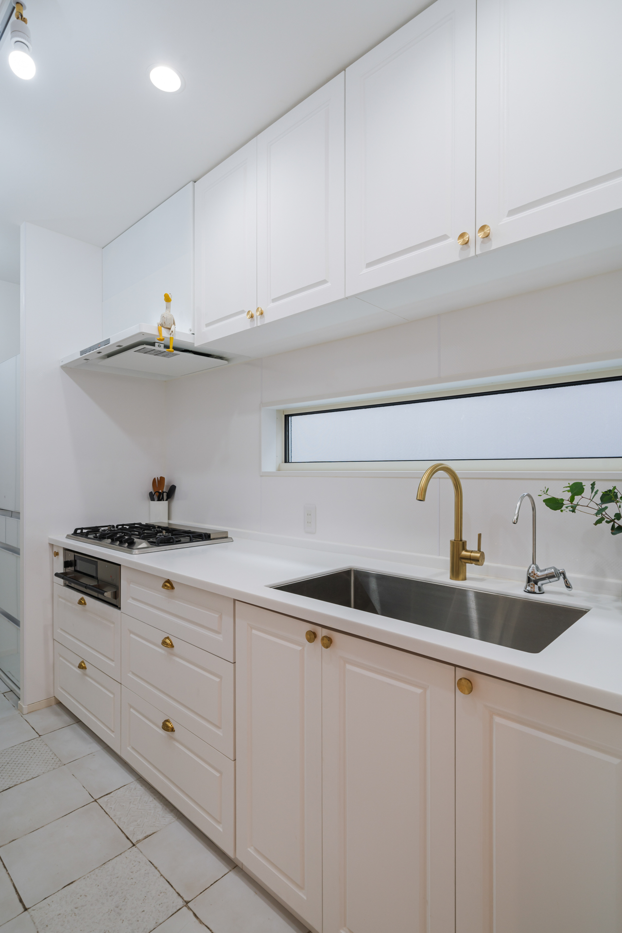 白を基調とした清潔感のある造作キッチン