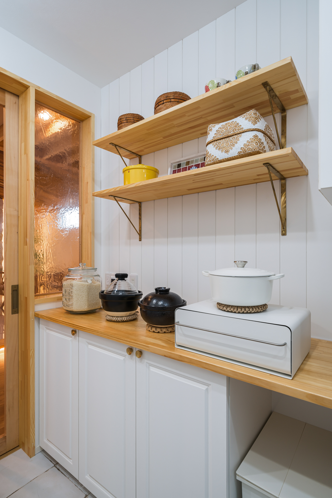 3mの造作カップボードと羽目板が映えるキッチン空間