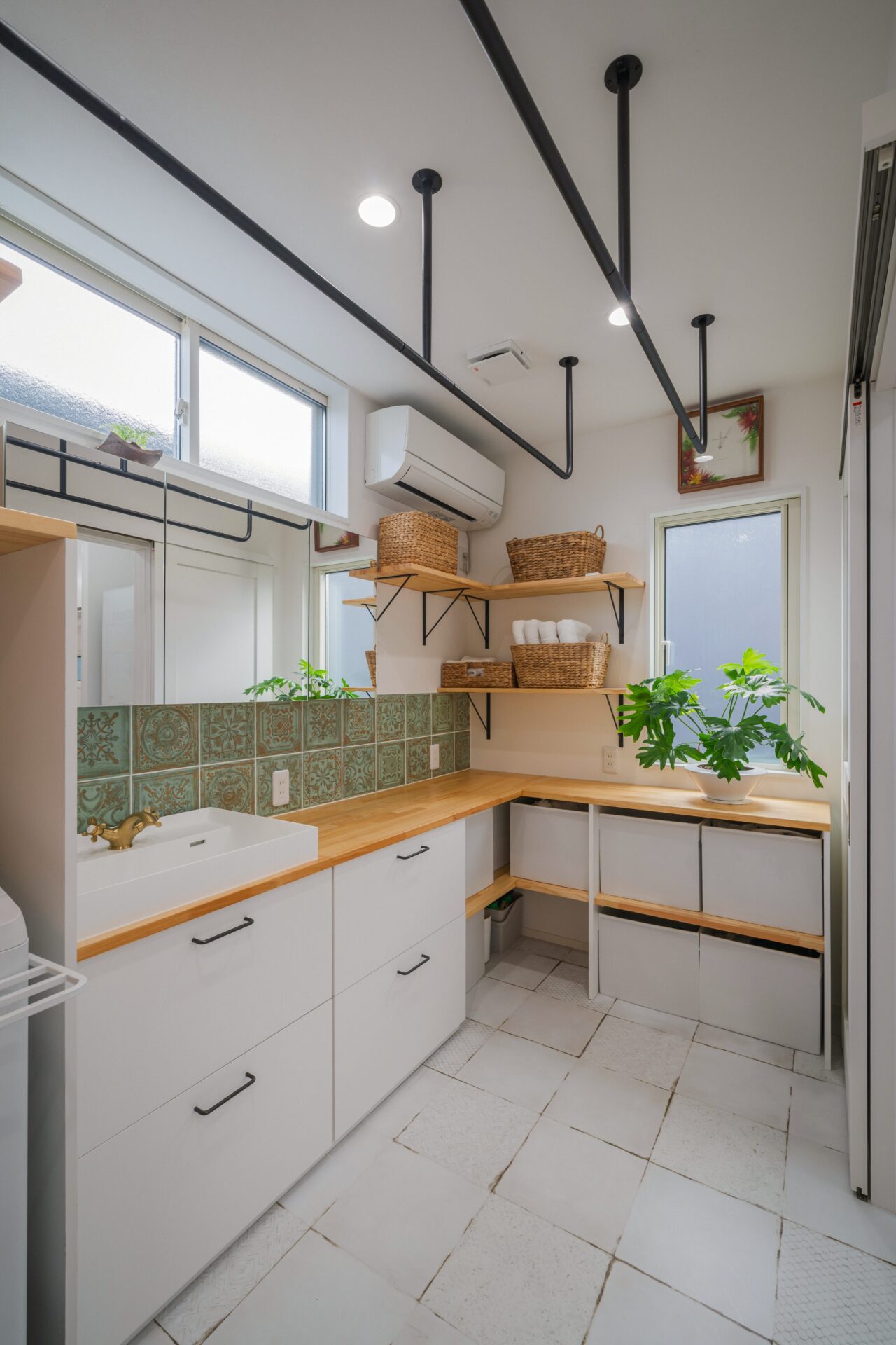 グリーン×白×木で明るく爽やかなランドリースペース