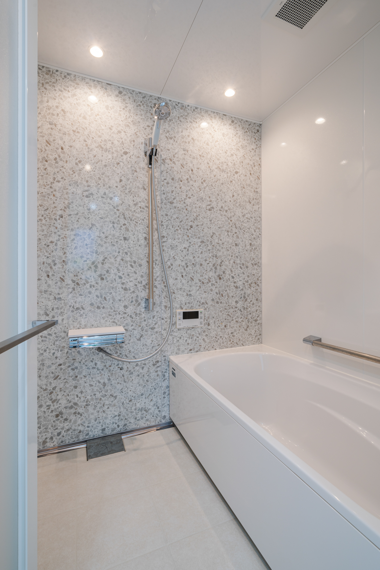 清潔感と落ち着きを兼ね備えたバスルーム