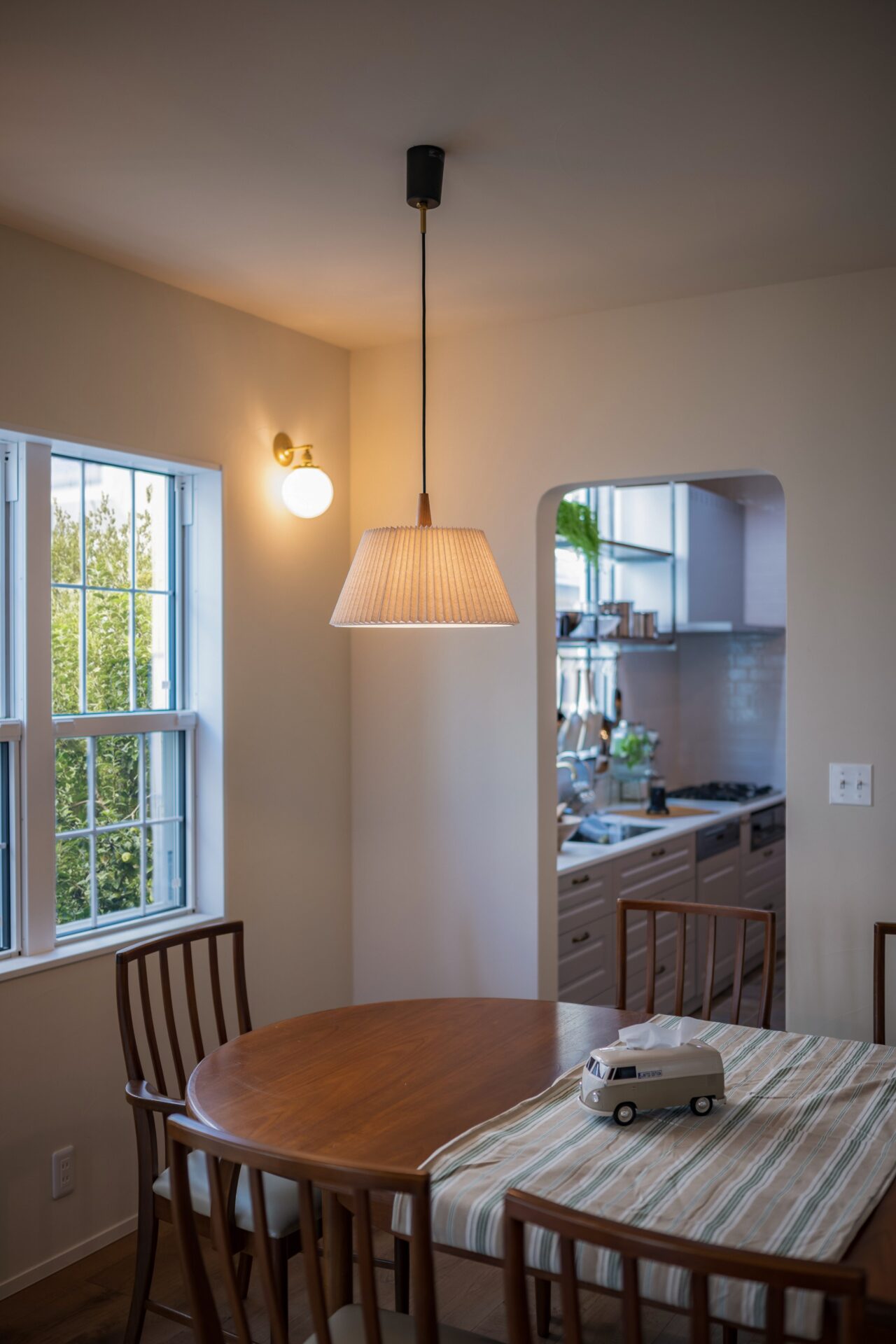 吊り下げ照明が空間を彩るダイニング