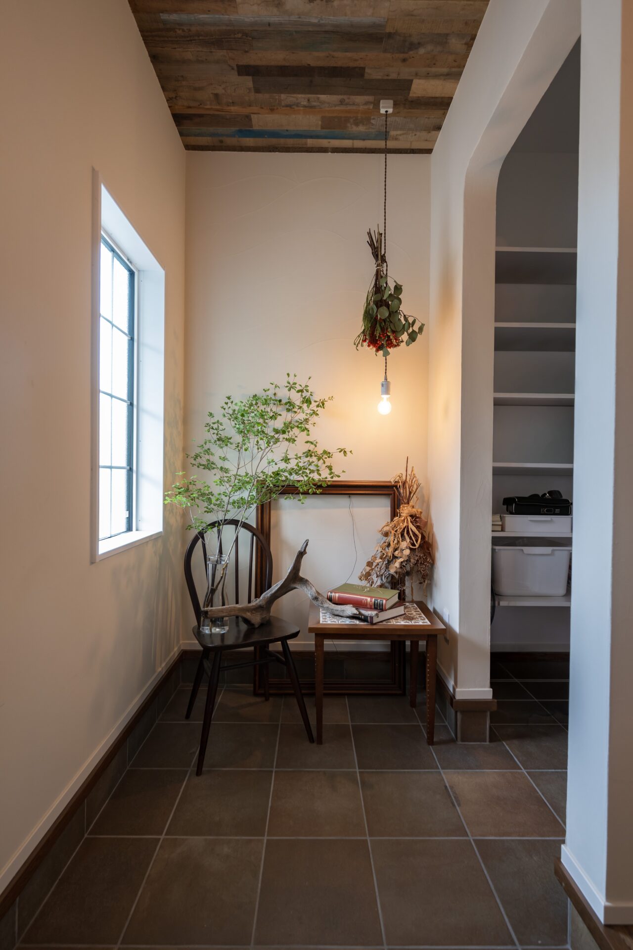 古材天井とアーチ開口が印象的なシューズクローク