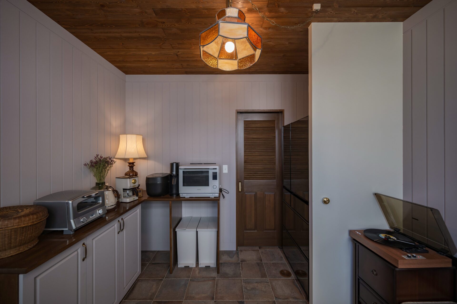 タイルと羽目板で仕上げた上質なキッチン空間