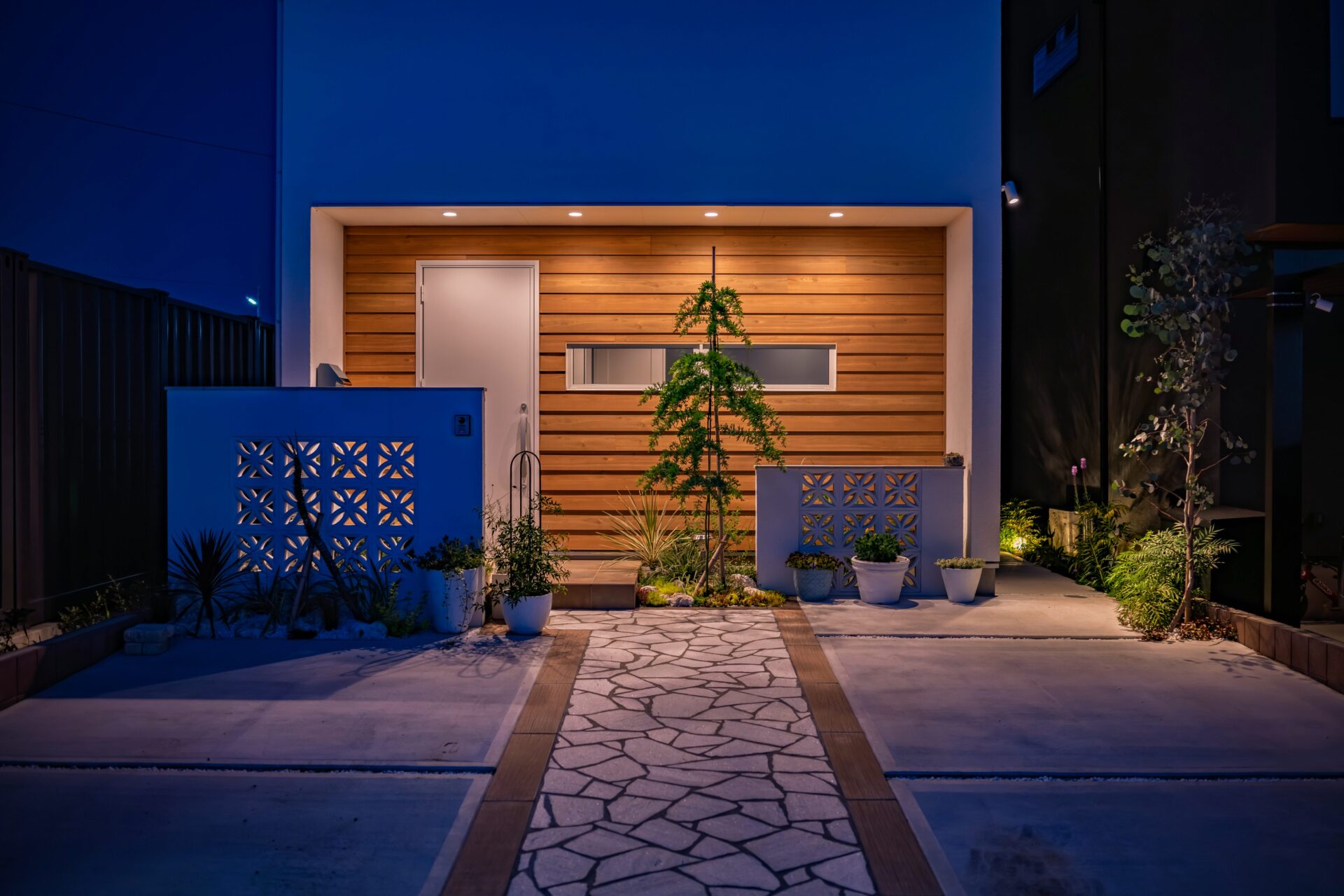 花ブロックと琉球石灰岩で仕上げたリゾート外観