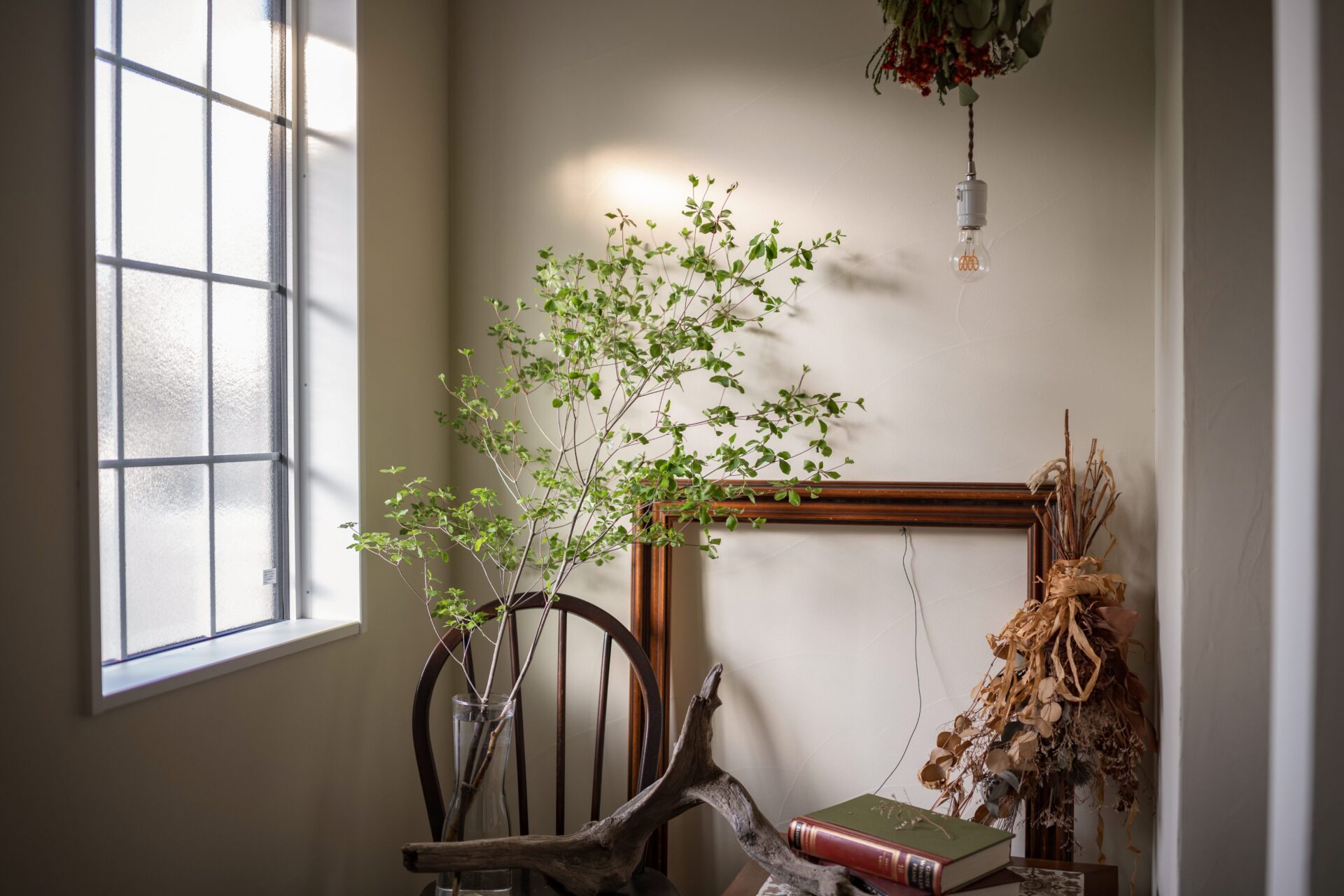 アンティーク家具が迎えるエントランススペース