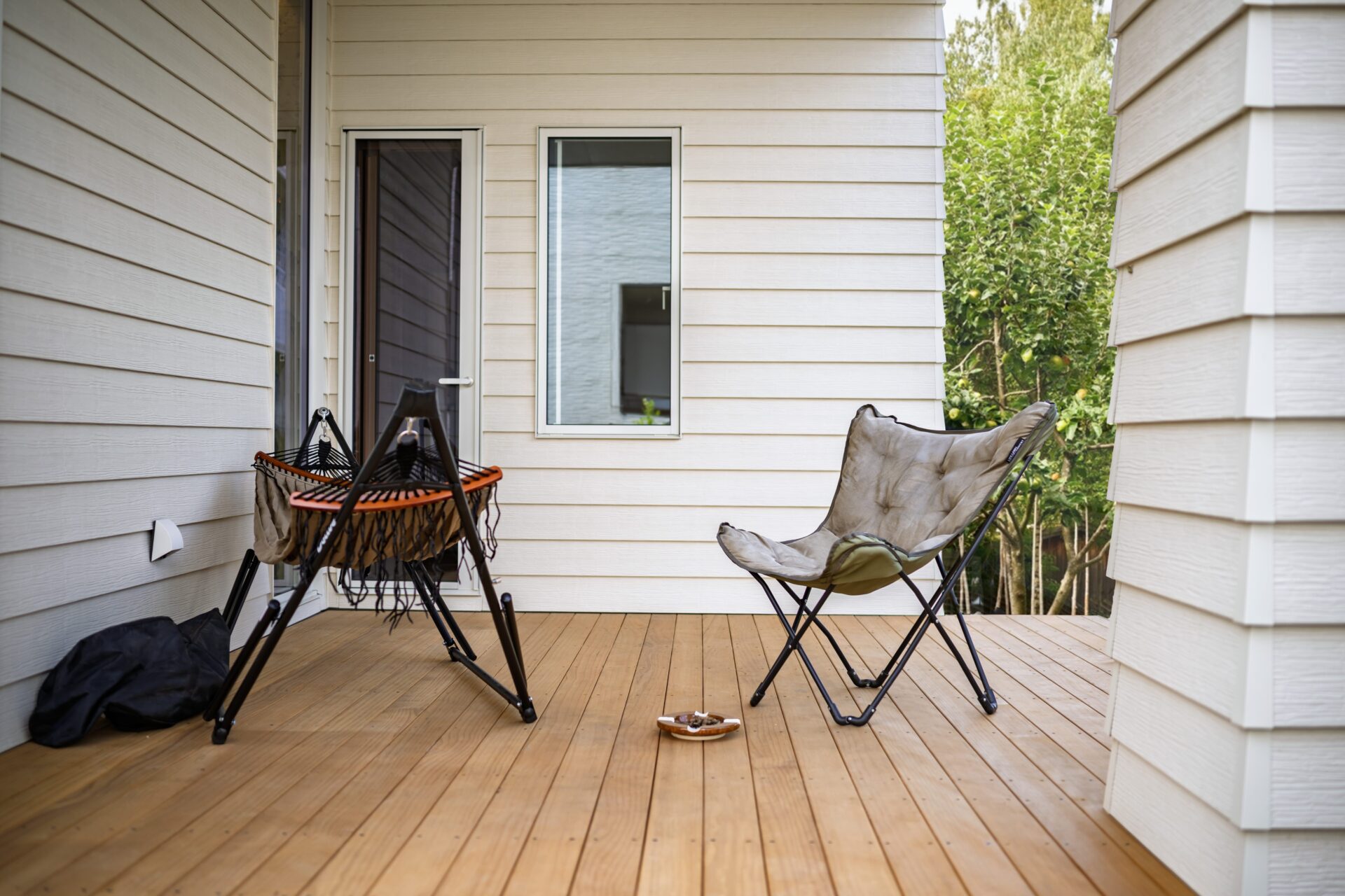 人目を気にせずくつろげるプライベートなウッドデッキ