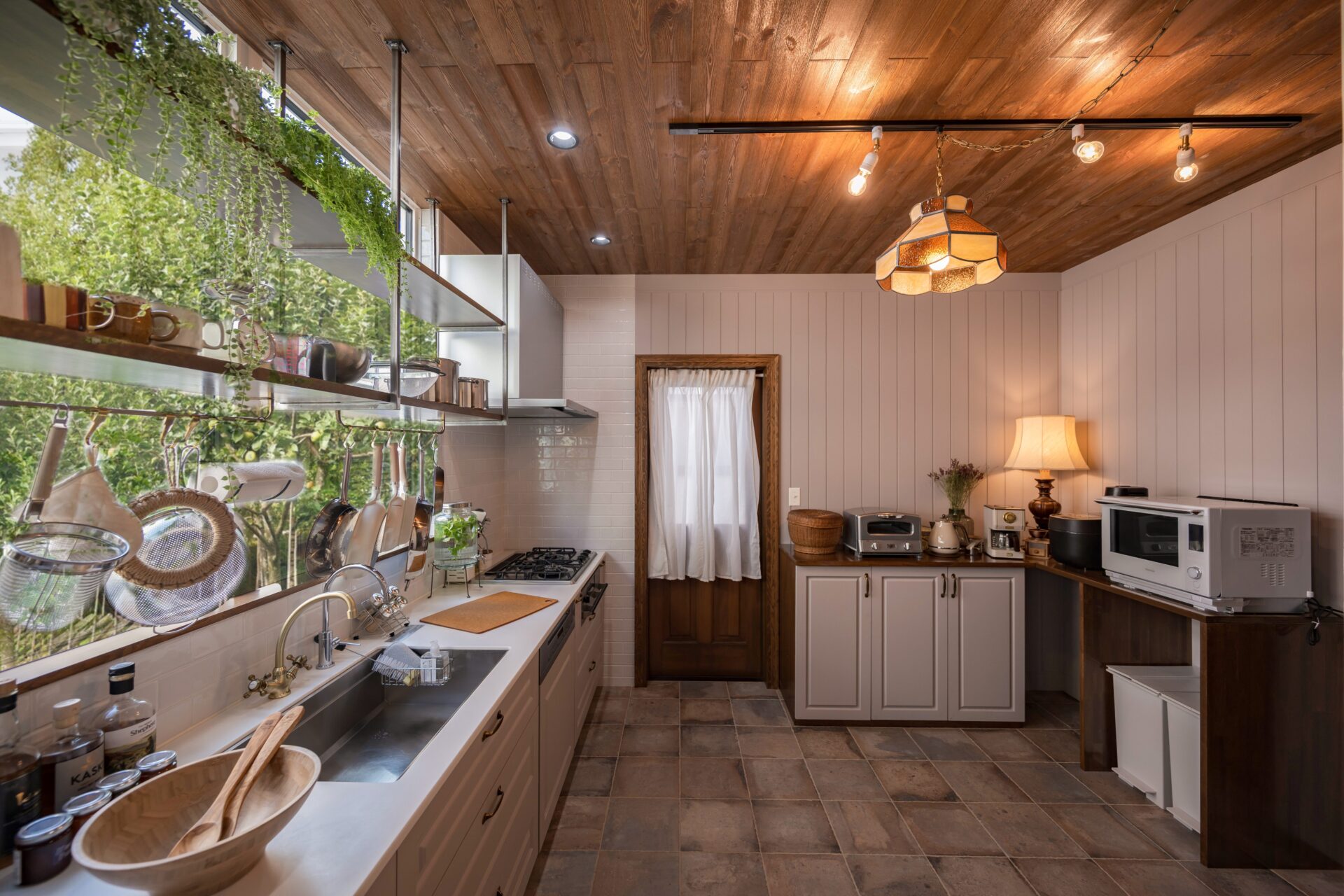 空間に溶け込む造作カップボード