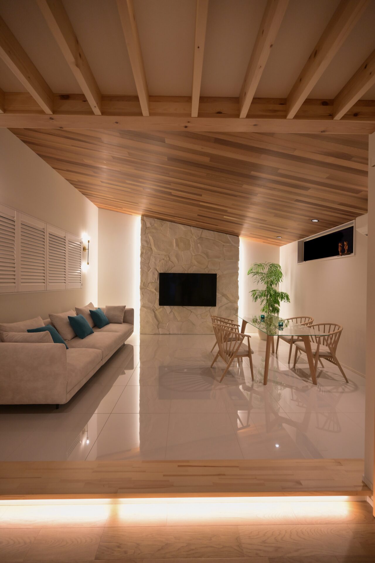 鏡面タイルが映える上質なリビングダイニング