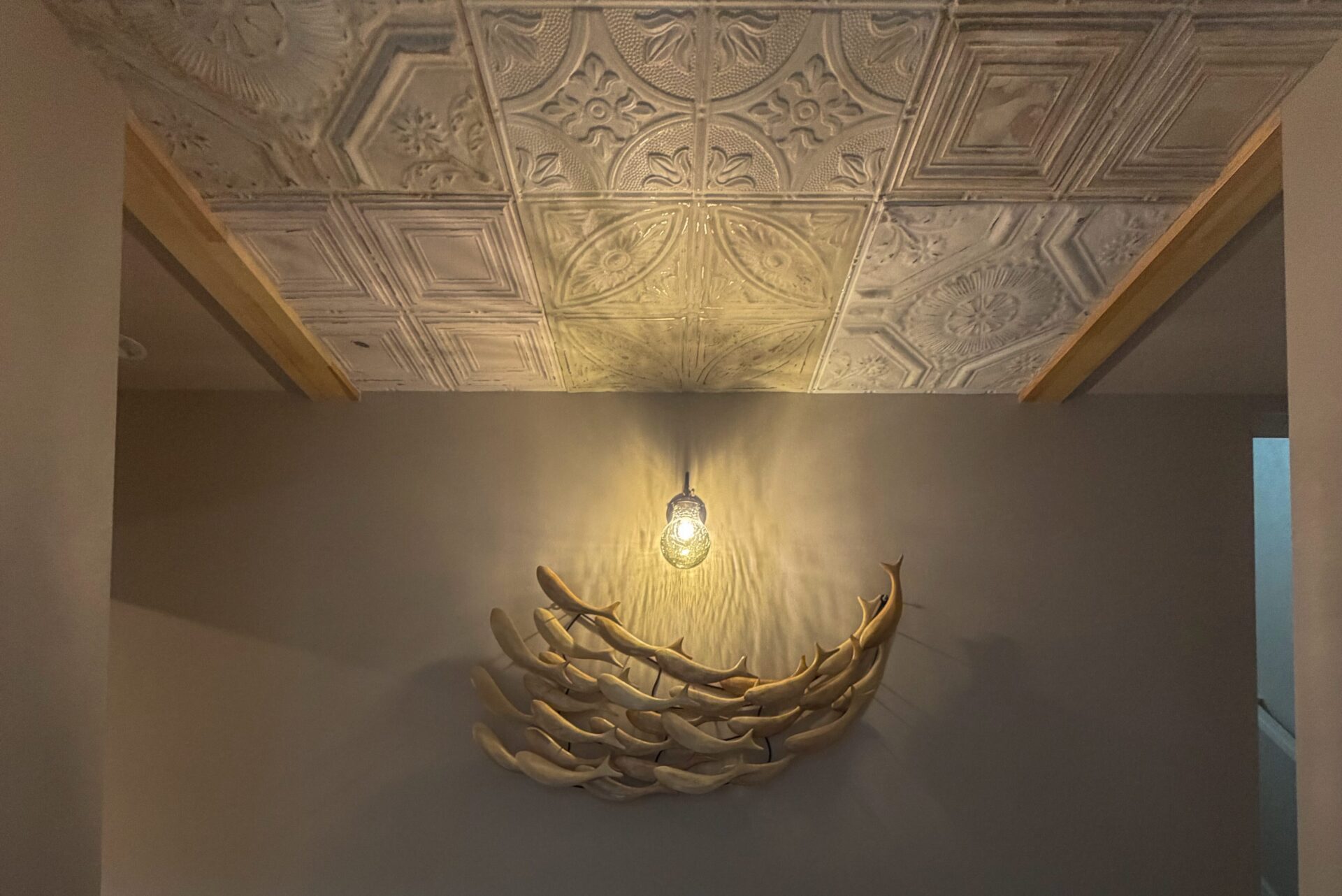 ティンパネル天井が印象的な玄関ホール