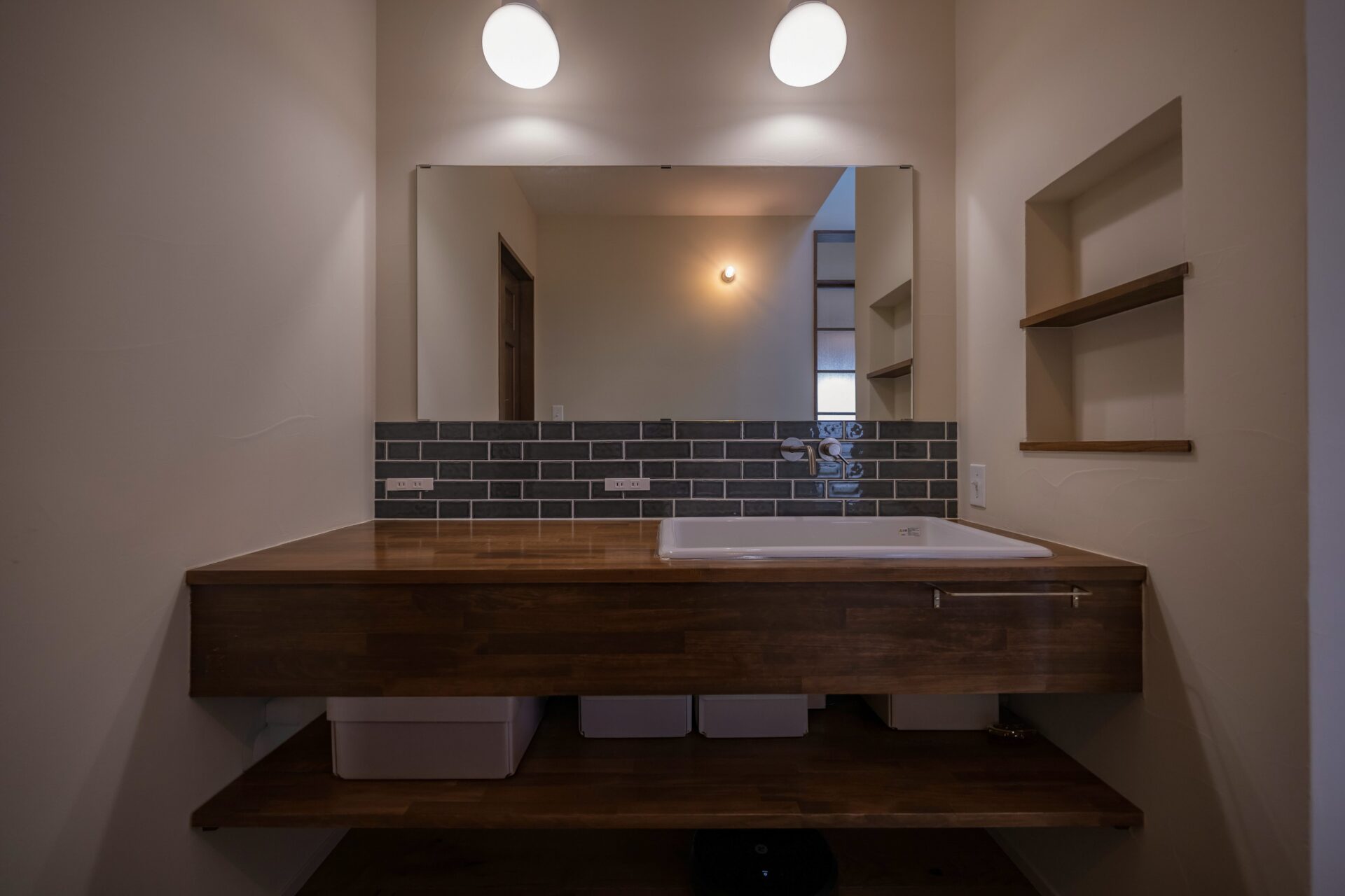 タイルがアクセントの造作洗面