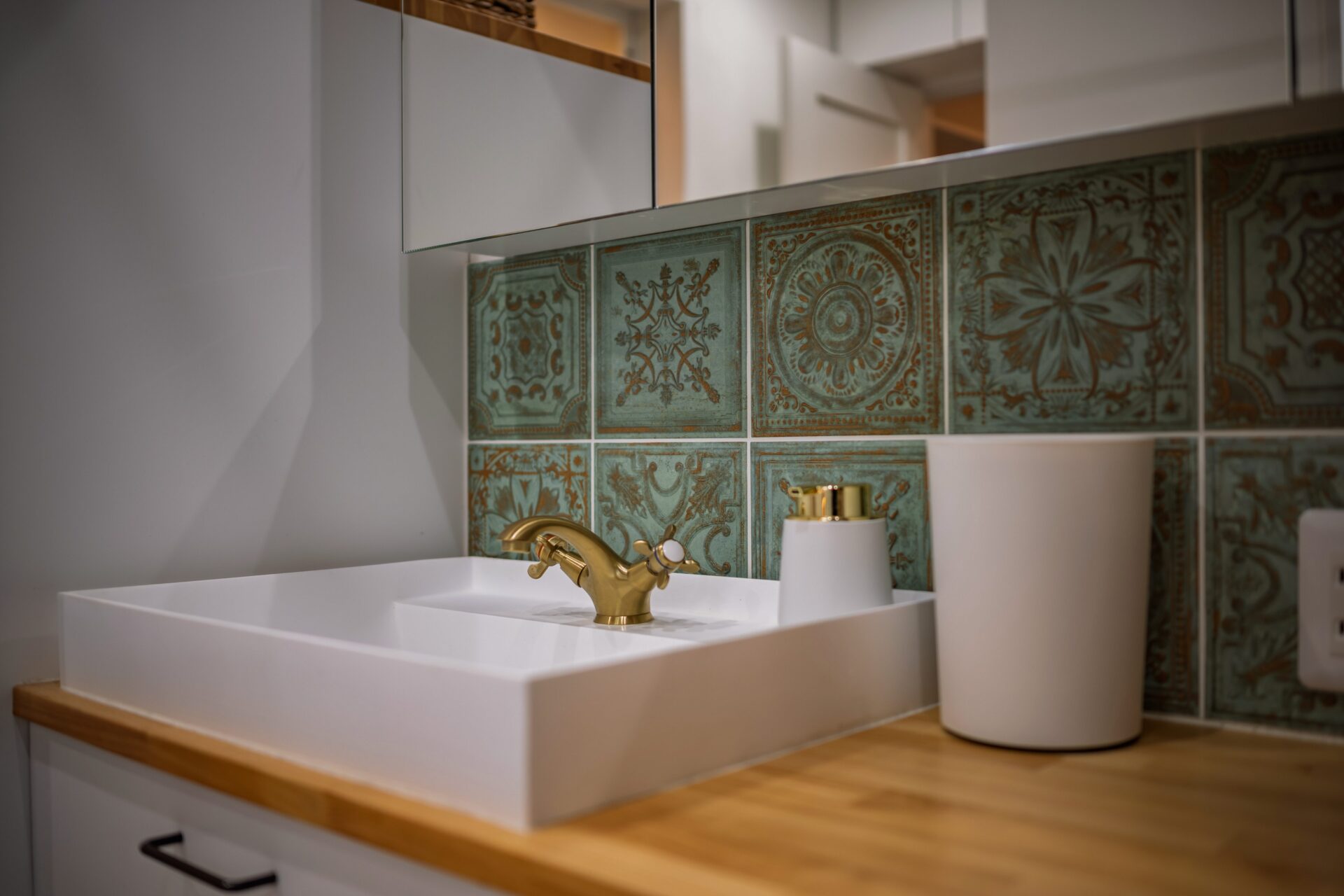 タイルとゴールド水栓が彩る洗面スペース
