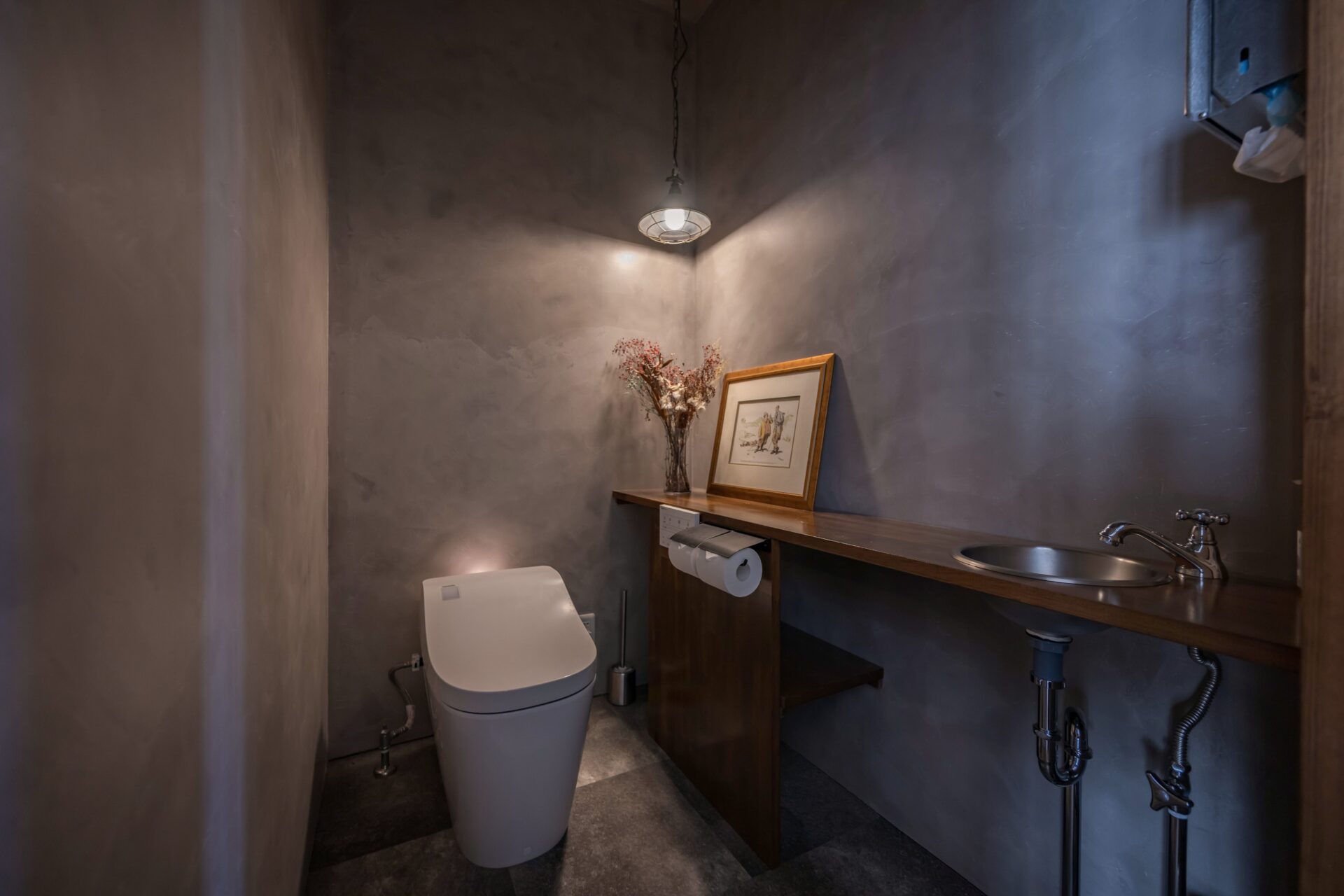 アトリエのような個性が光るトイレ空間