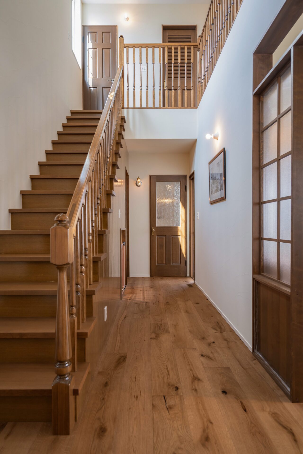 重厚感ある手すりと羽目板が映える階段ギャラリー
