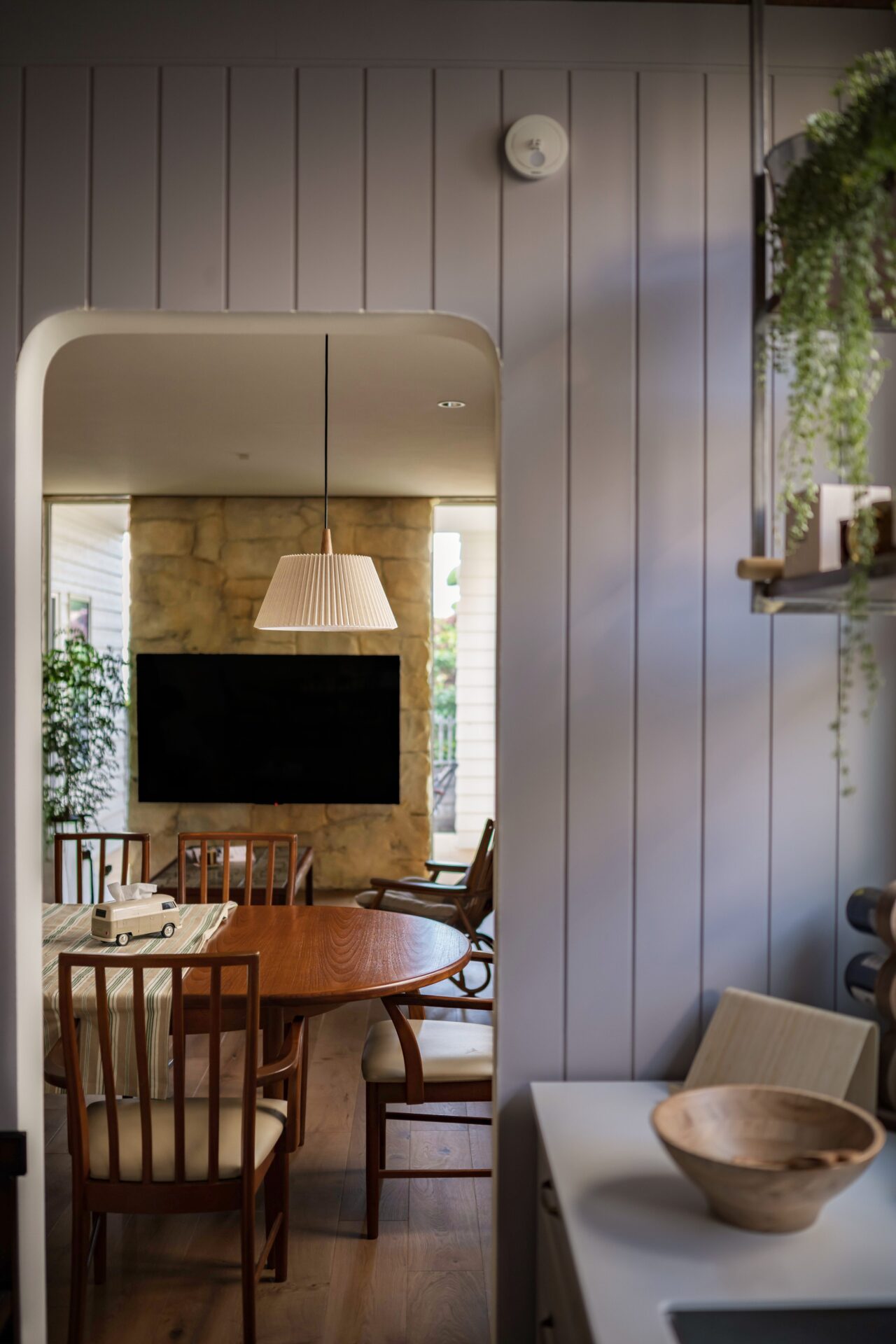 アーチ開口越しに広がるリビングダイニング