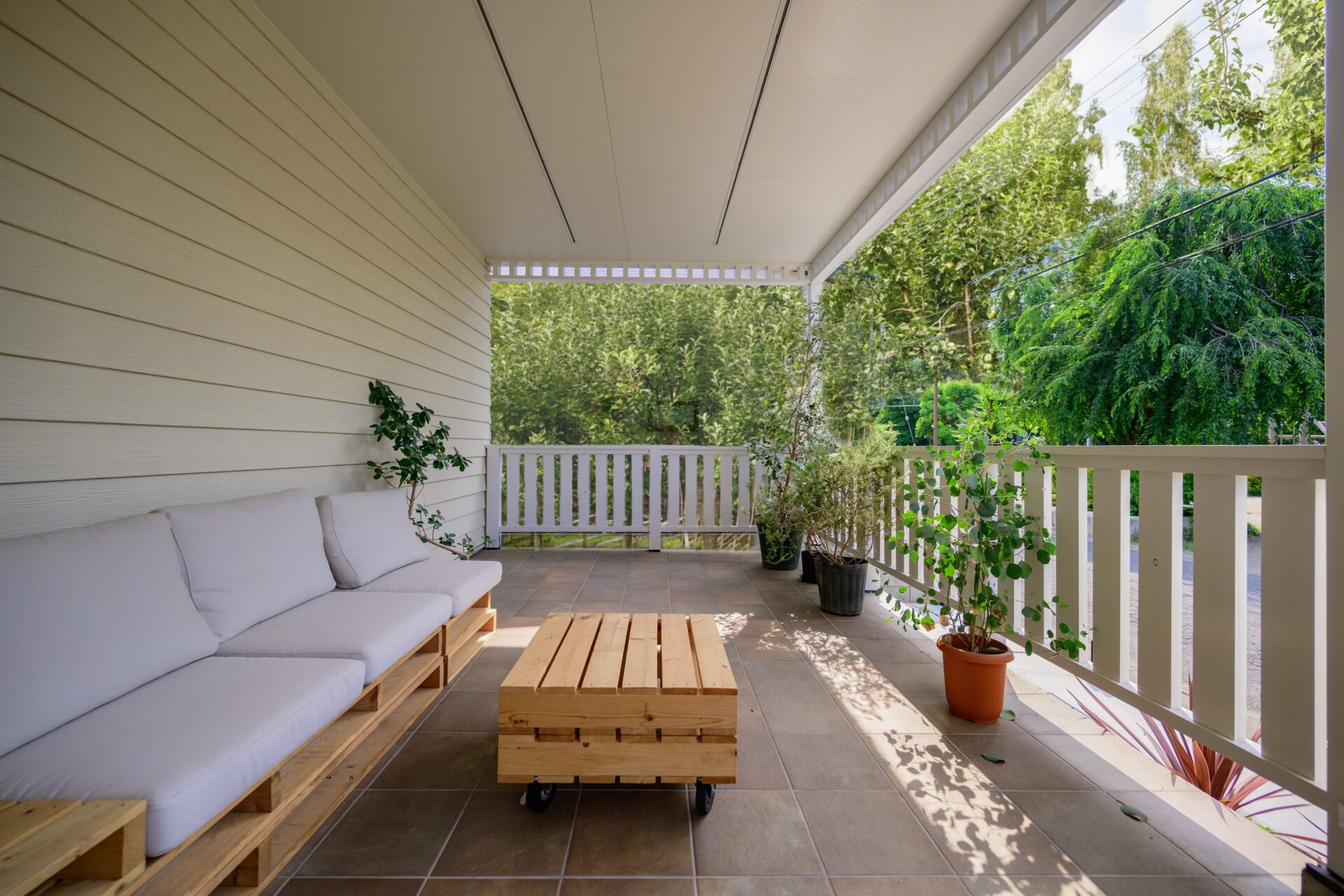 家の顔となる約12帖のカバードポーチ