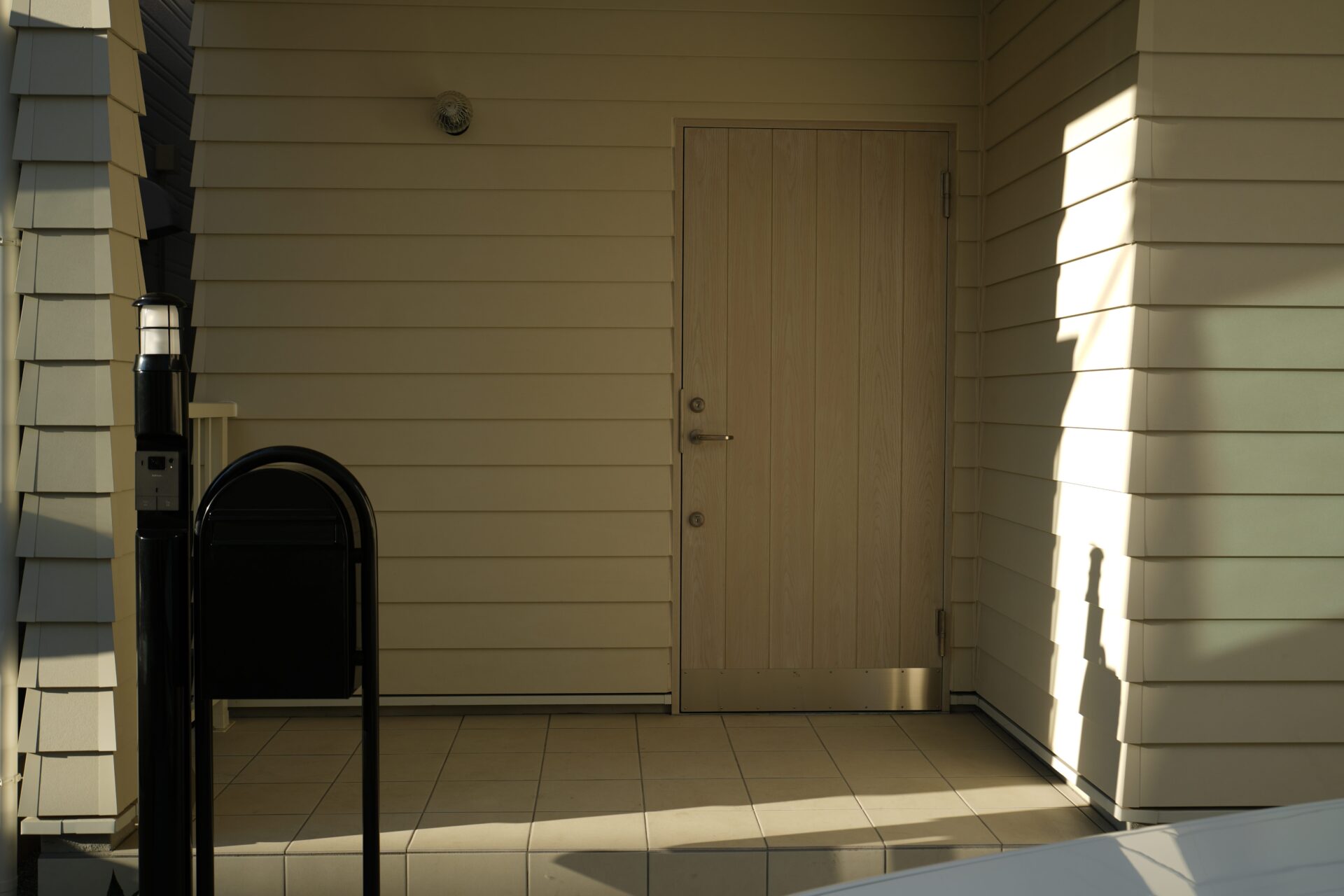 白で統一された陰影が美しい印象的なデザイン