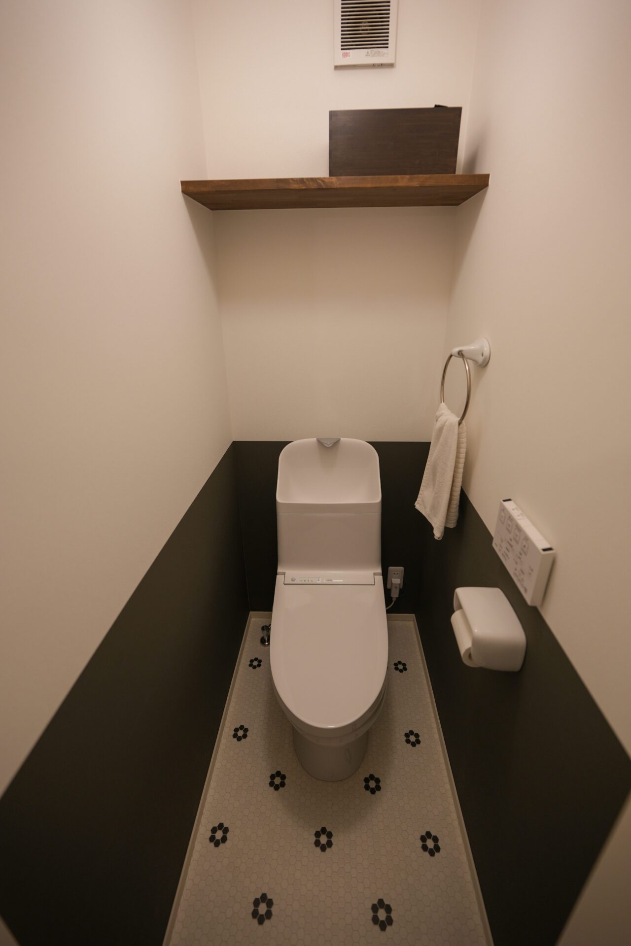 花柄タイルが可愛いツートンのトイレ