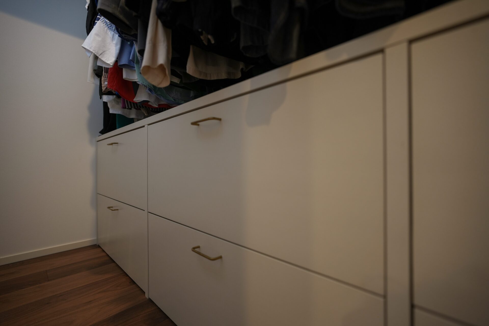 ウォークインクローゼットへとつながる動線造作キャビネットで整う収納