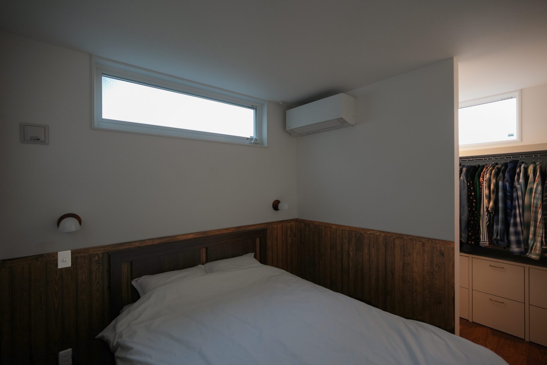 無垢の羽目板腰壁がアクセントの寝室