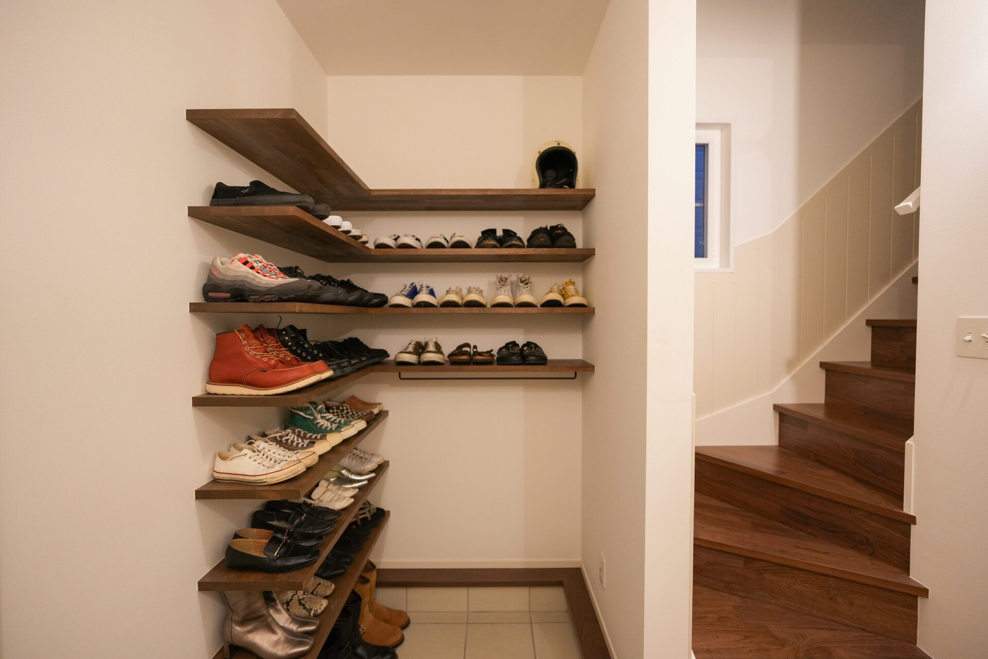 仕切らず広がりを持たせたシューズクローク