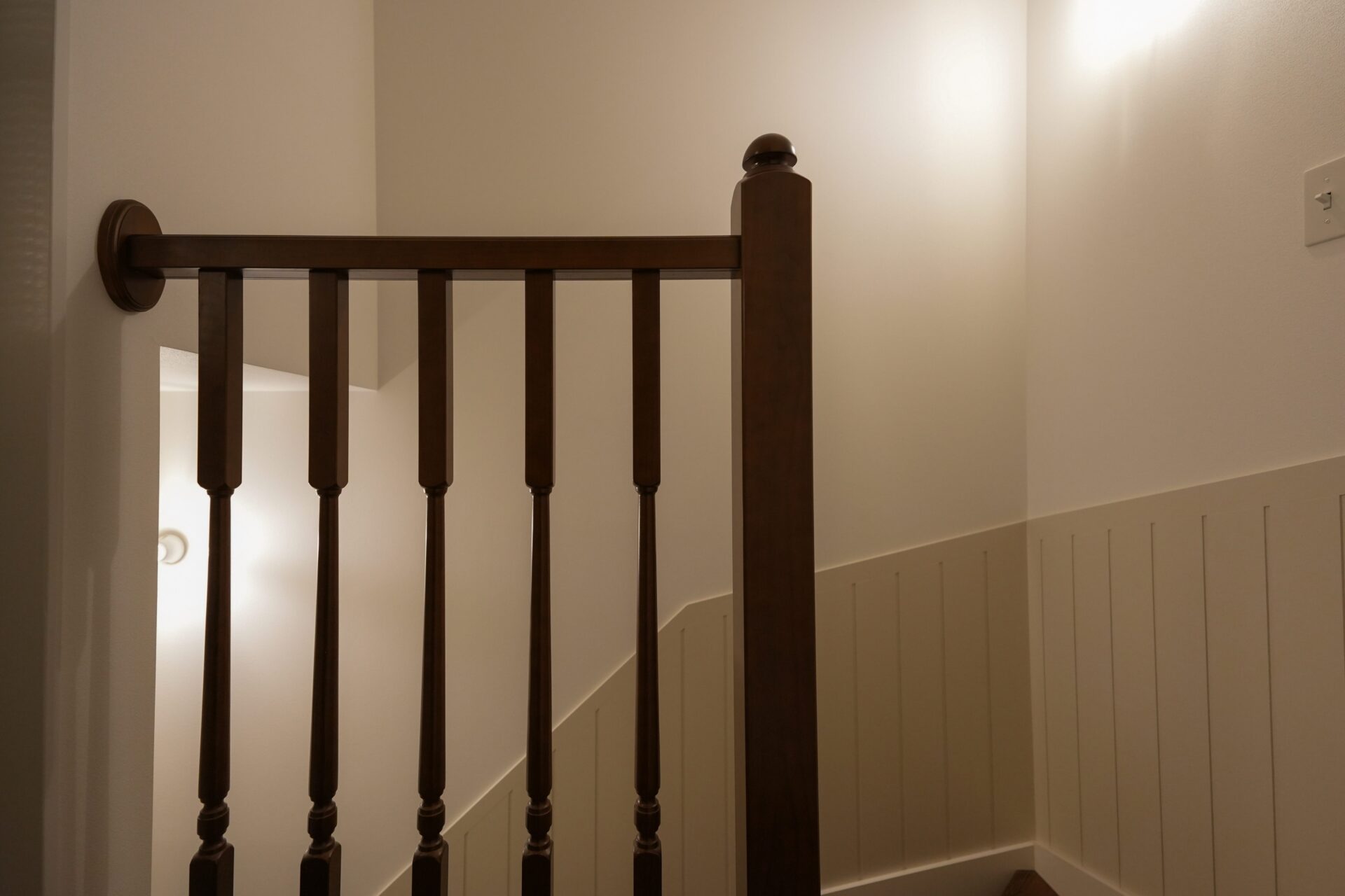 階段にあしらった羽目板の腰壁