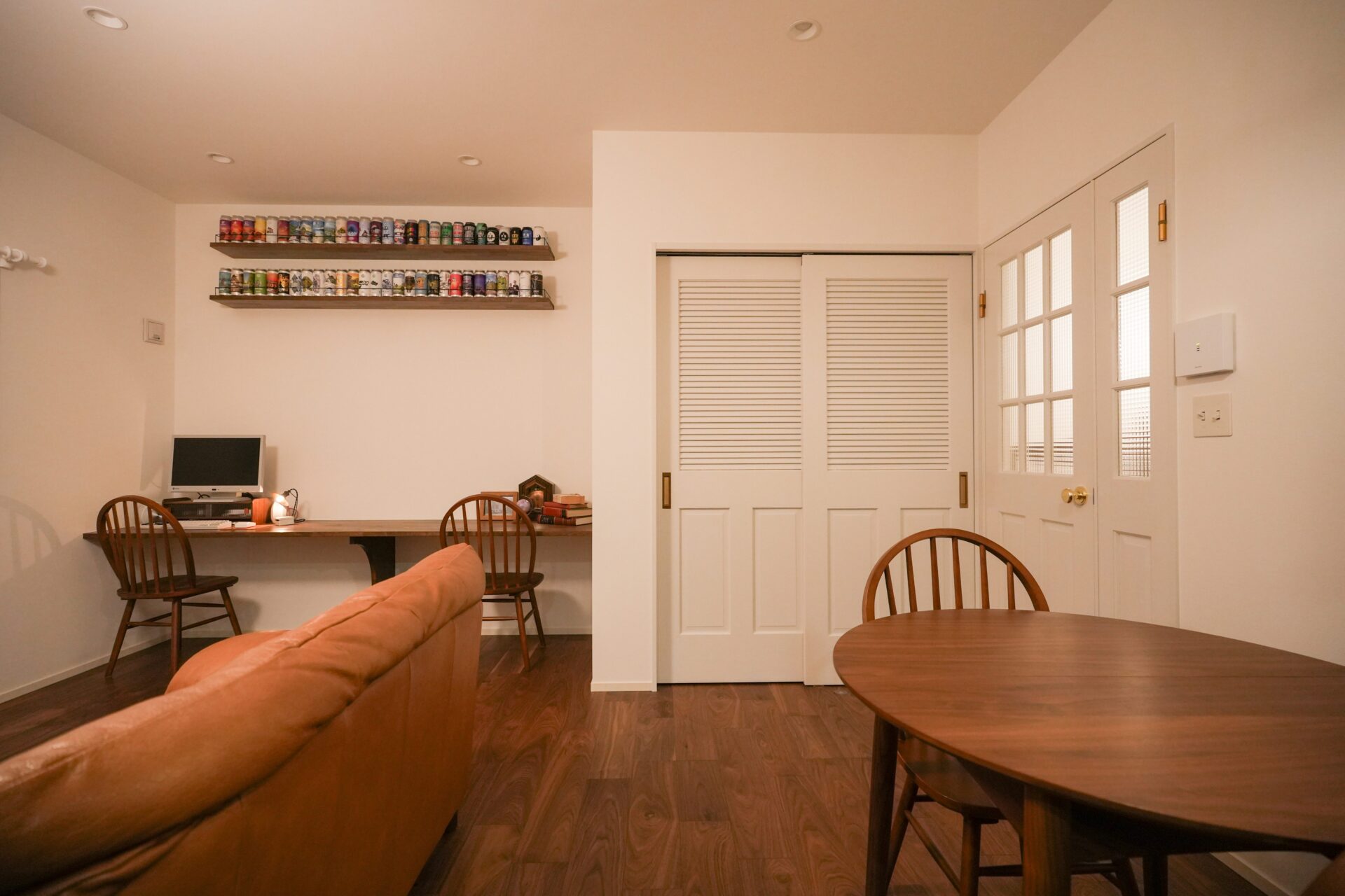 深みのある木と白でまとめたダイニング