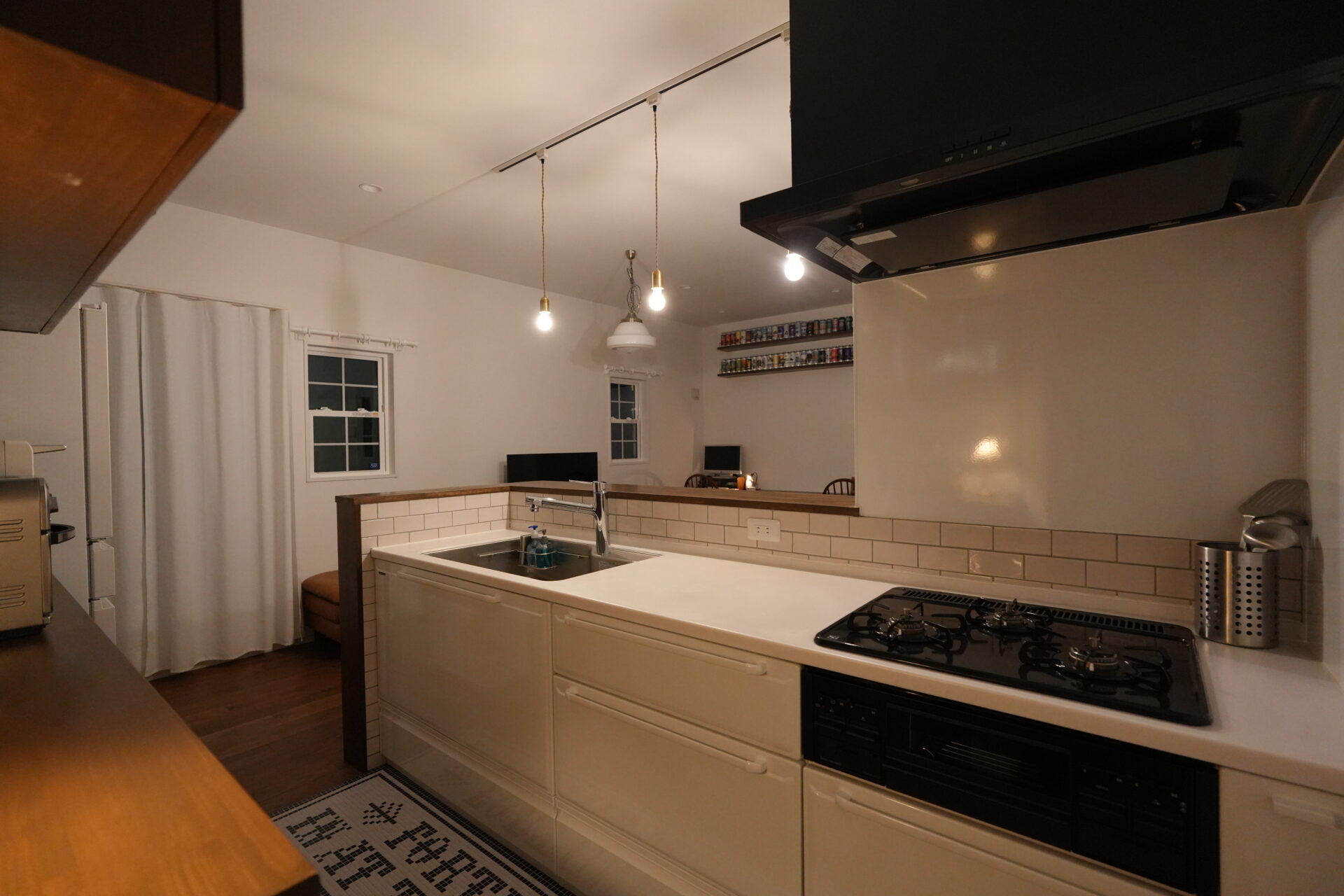 白で統一し、タイルの素材感で魅せるキッチン