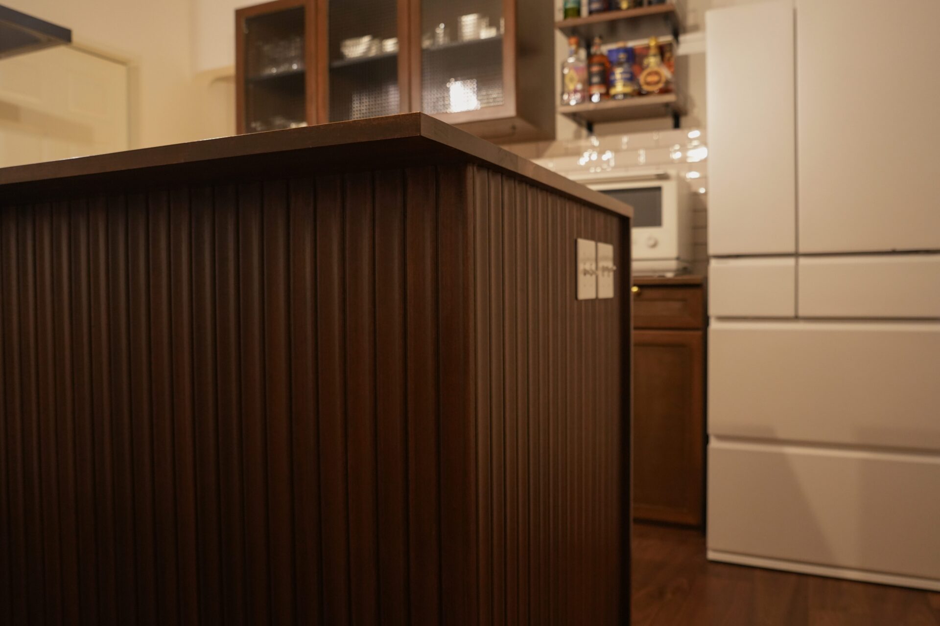 リブパネルで仕上げたこだわりの造作カウンター