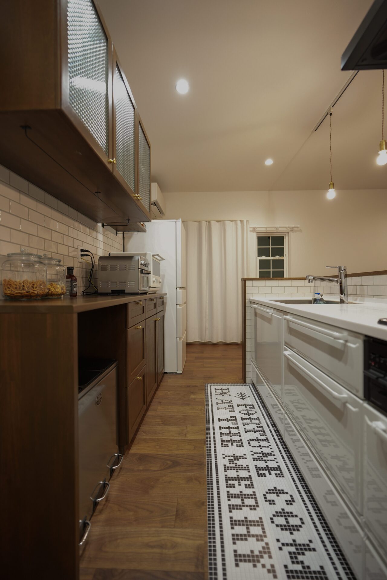 チェッカーガラスが可愛い造作カップボード