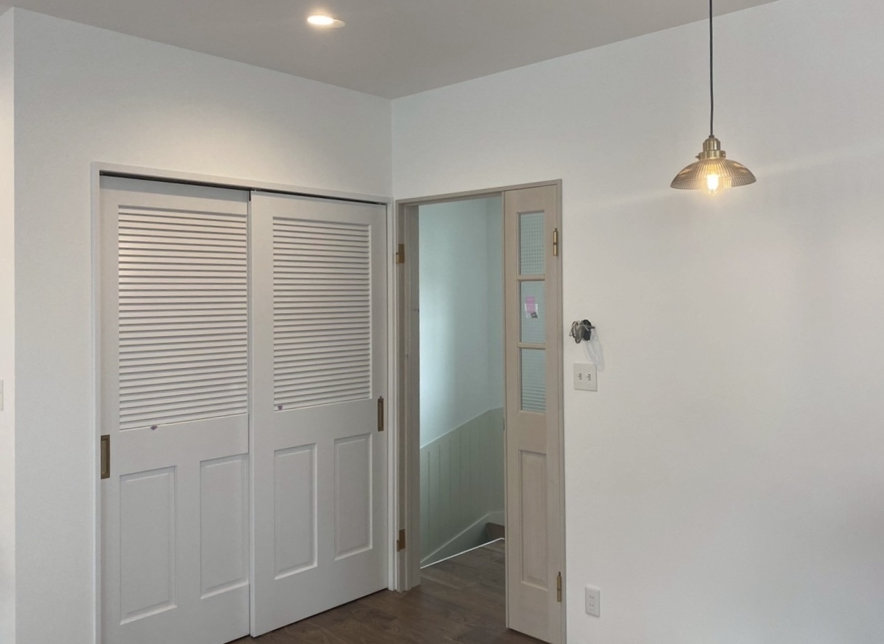 遊び心ある空間を楽しむ「アメリカンスタイル」の魅力とは？｜白を基調にしたカジュアルで開放的な注文住宅のカタチ アイチャッチ