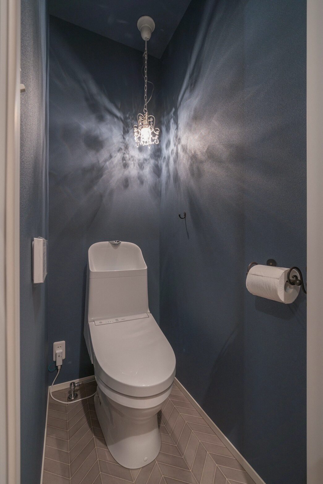 前編｜無駄のない美しさ。素材で魅せるシンプルトイレ特集 アイチャッチ